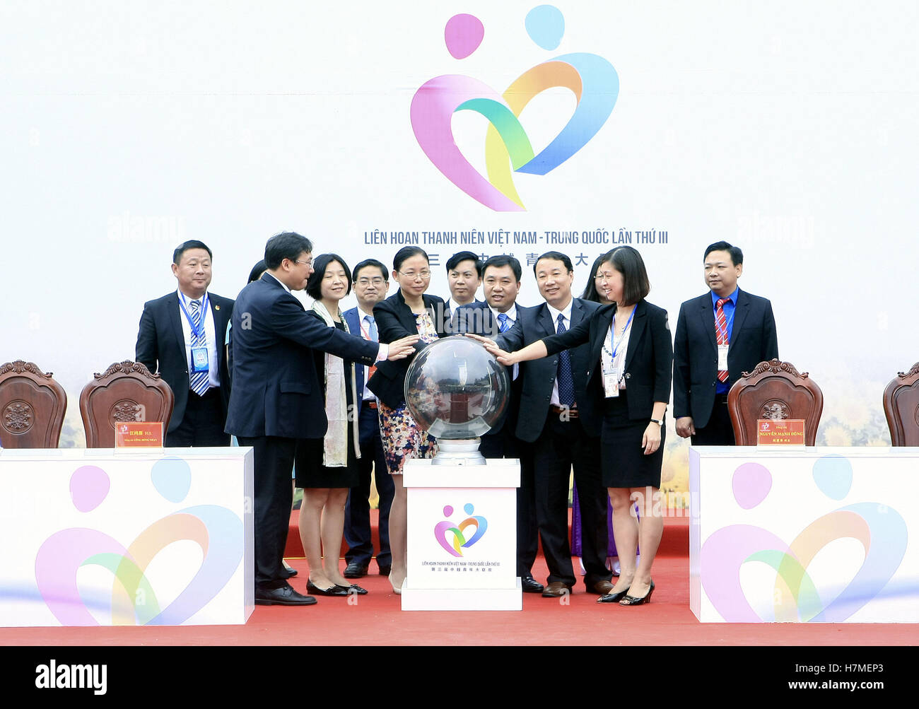 (161107) -- LANG SON, nov. 7, 2016 (Xinhua) -- Foto scattata il 9 novembre 7, 2016 mostra la cerimonia di lancio del terzo China-Vietnam Festival della Gioventù a Huu Nghi confine internazionale cancello di Lang Son provincia, Vietnam. Circa mille giovani cinesi e oltre 9 mila i giovani vietnamiti ha dato dei calci a fuori la terza China-Vietnam Festival della Gioventù il lunedì per potenziare la comprensione e amicizia tra i due paesi. Il Festival, sotto il tema "vietnamita e cinese giovani unire le mani nella promozione di amicizia,' dispone di varie attività di Hanoi e sei vietnamita del nord province. (Xinhua/V Foto Stock