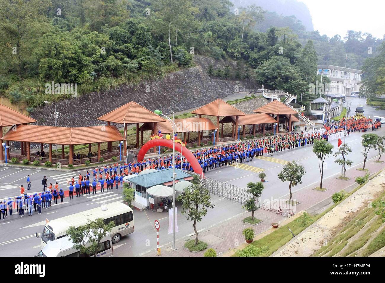 Lang Son. 7 Nov, 2016. Foto scattata il 9 novembre 7, 2016 mostra una cerimonia di benvenuto svoltasi per la delegazione cinese al Huu Nghi confine internazionale cancello di Lang Son provincia, Vietnam. Circa mille giovani cinesi e oltre 9 mila i giovani vietnamiti ha dato dei calci a fuori la terza China-Vietnam Festival della Gioventù il lunedì per potenziare la comprensione e amicizia tra i due paesi. Il Festival, sotto il tema "vietnamita e cinese giovani unire le mani nella promozione di amicizia,' dispone di varie attività di Hanoi e sei vietnamita del nord province. © VNA/Xinhua/Alamy Live News Foto Stock