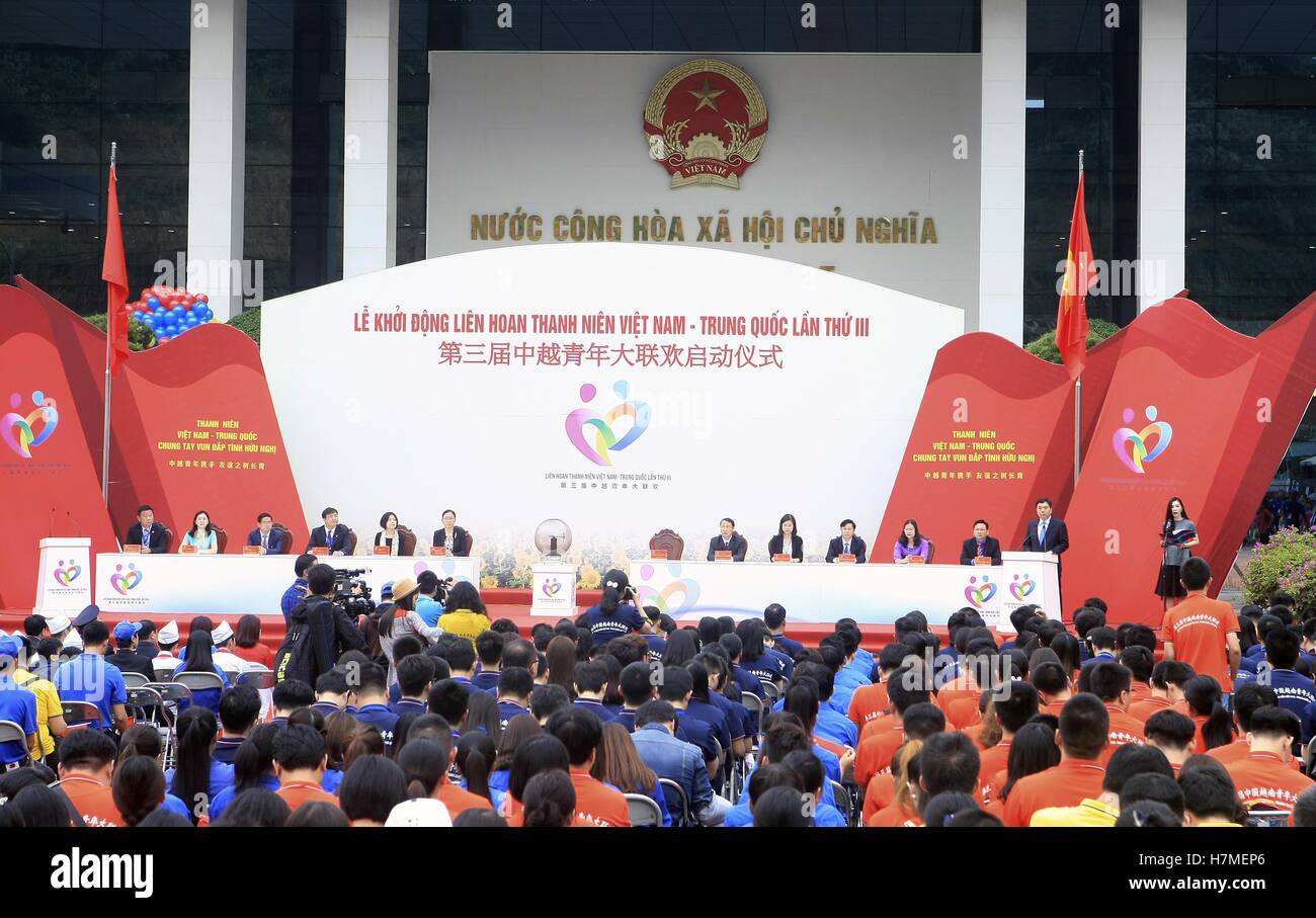 (161107) -- LANG SON, nov. 7, 2016 (Xinhua) -- Foto scattata il 9 novembre 7, 2016 mostra la cerimonia di lancio del terzo China-Vietnam Festival della Gioventù a Huu Nghi confine internazionale cancello di Lang Son provincia, Vietnam. Circa mille giovani cinesi e oltre 9 mila i giovani vietnamiti ha dato dei calci a fuori la terza China-Vietnam Festival della Gioventù il lunedì per potenziare la comprensione e amicizia tra i due paesi. Il Festival, sotto il tema "vietnamita e cinese giovani unire le mani nella promozione di amicizia,' dispone di varie attività di Hanoi e sei vietnamita del nord province. (Xinhua/V Foto Stock