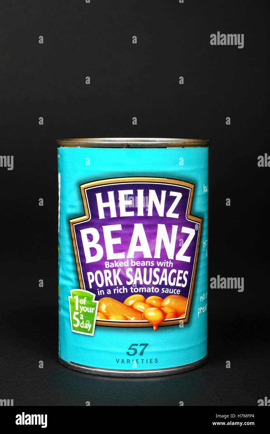 Heinz fagioli e salsicce di maiale isolata su uno sfondo nero Foto Stock