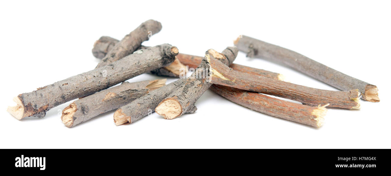 Catasta di legna da ardere isolati su sfondo bianco Foto Stock