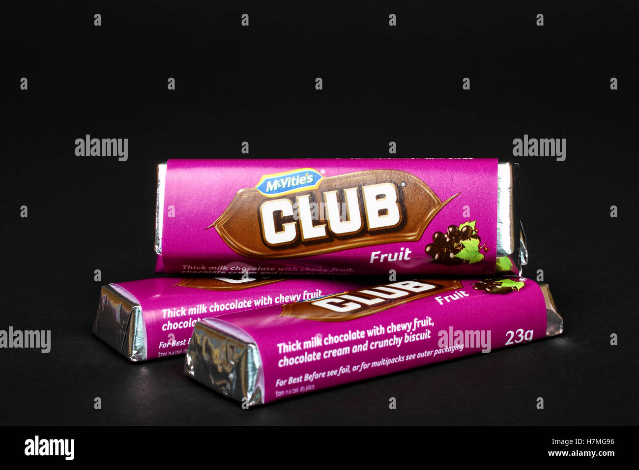McVities club sapore di frutta biscotti al cioccolato bar isolato su sfondo nero Foto Stock