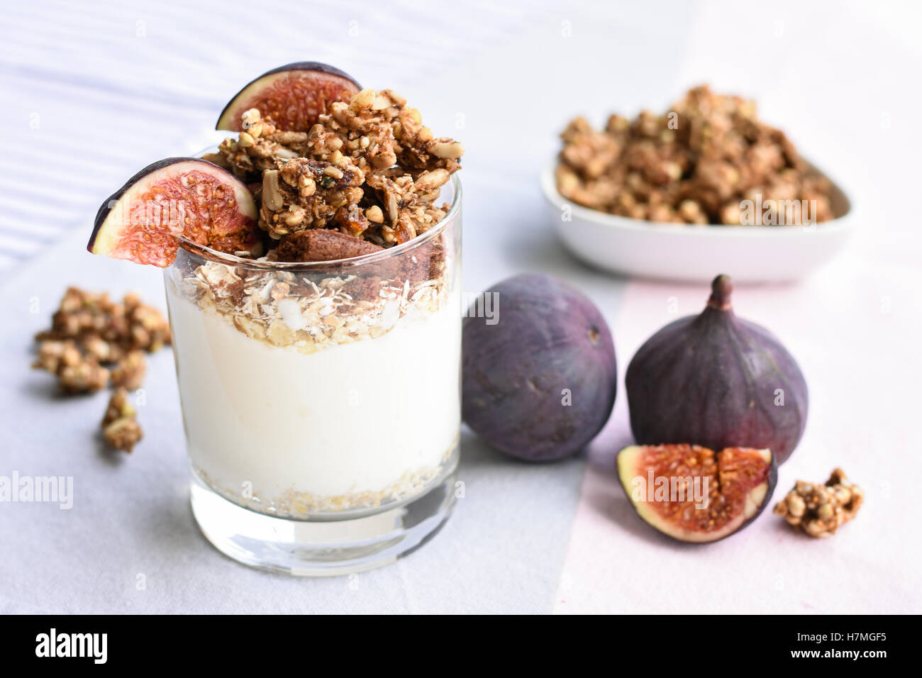 Lo yogurt greco con granola e figure Foto Stock