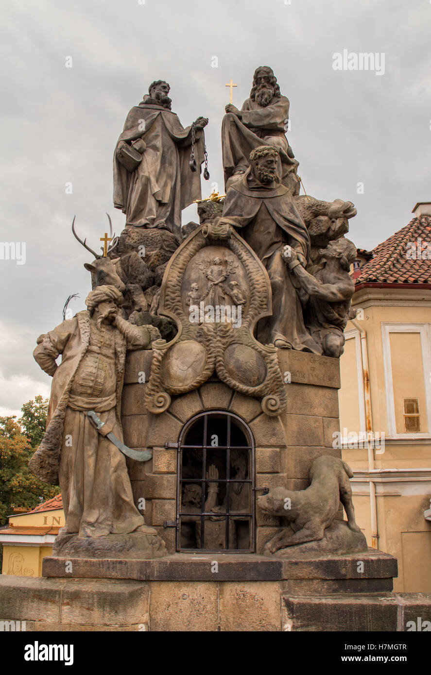 Praga Turk statue di Giovanni di Matha, Felice de Valois e San Ivan.Praga Turk su un ponte di Carlo. Praga, Repubblica Ceca Foto Stock
