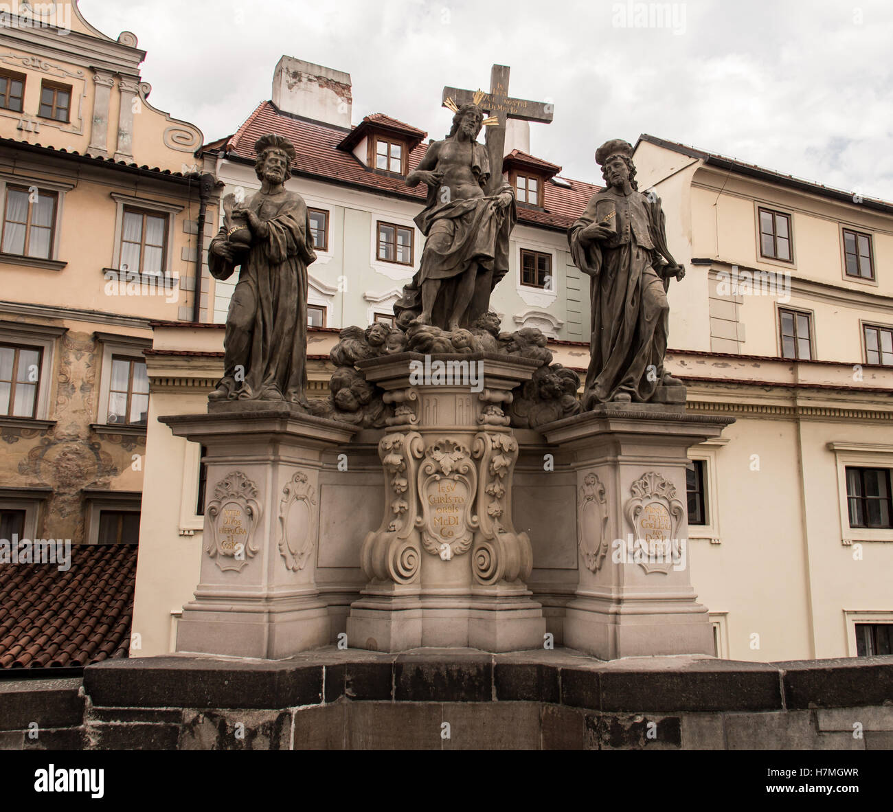 Statue di Cristo il Salvatore con San Cosma e San Damiano. Statue di Cristo sul Ponte Carlo che conduce al Castello di Praga Foto Stock