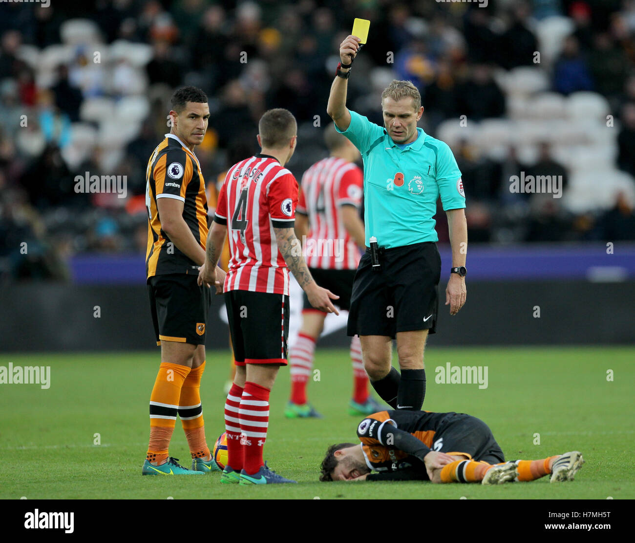 Southampton Jordy Clasie (centro) è mostrato il cartellino giallo durante il match di Premier League al KCOM Stadium, scafo. Foto Stock