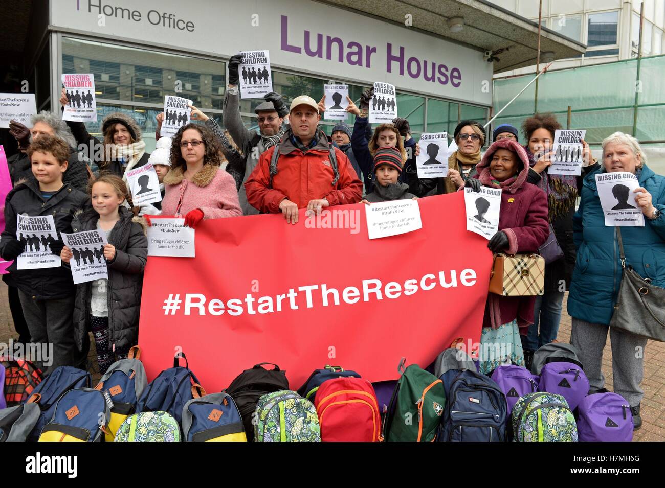 Cittadini UK dimostranti fuori casa ufficio Casa lunare a Croydon, come bambini migranti che rivendicano il diritto legale di vivere nel Regno Unito sono a rischio di suicidio attraverso i ritardi nella nuova sistemazione dopo la demolizione della giungla di Calais camp, una carità ha avvertito. Foto Stock