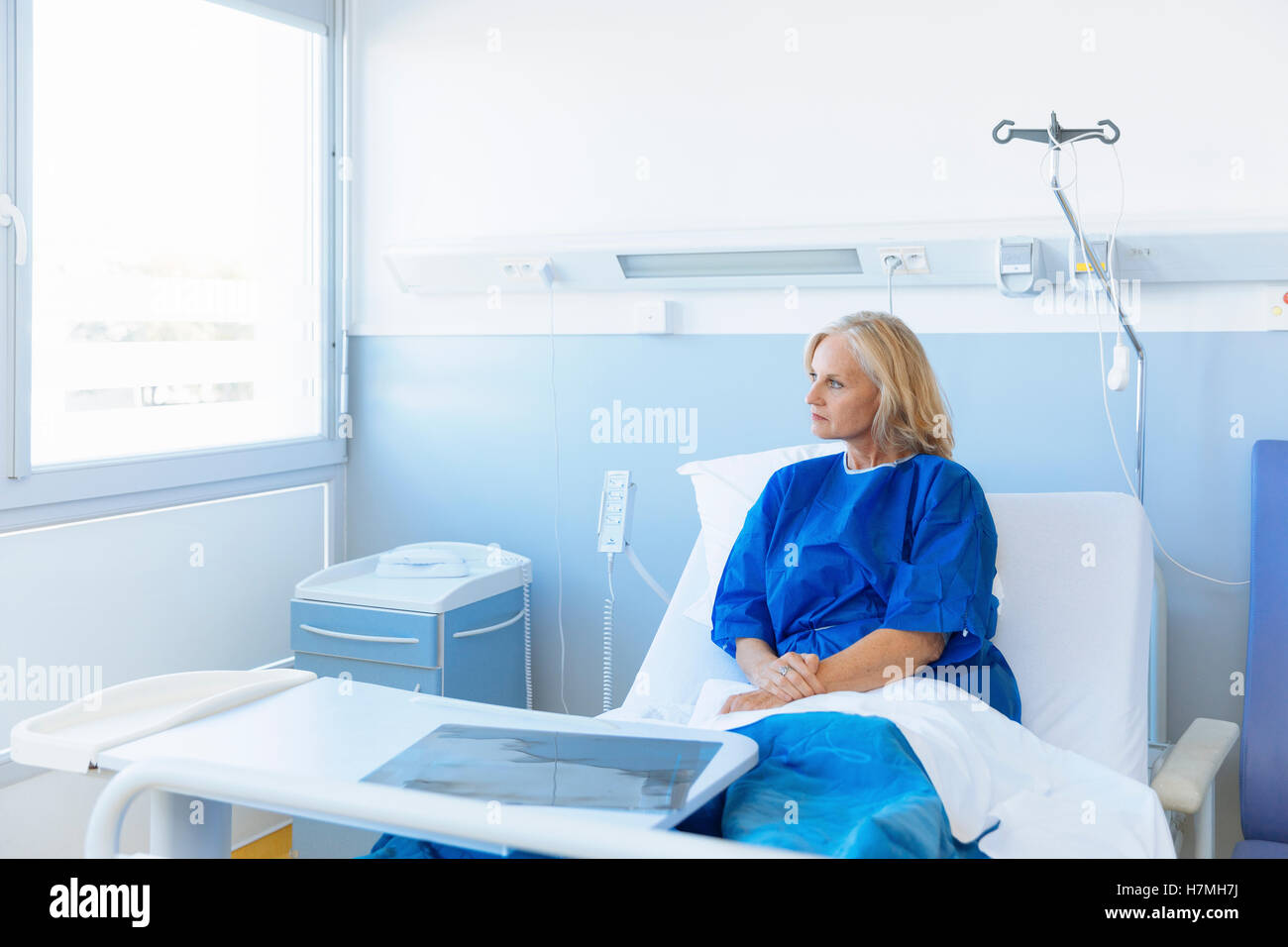 Ritratto di un senior guardando fuori della finestra in ospedale Foto Stock
