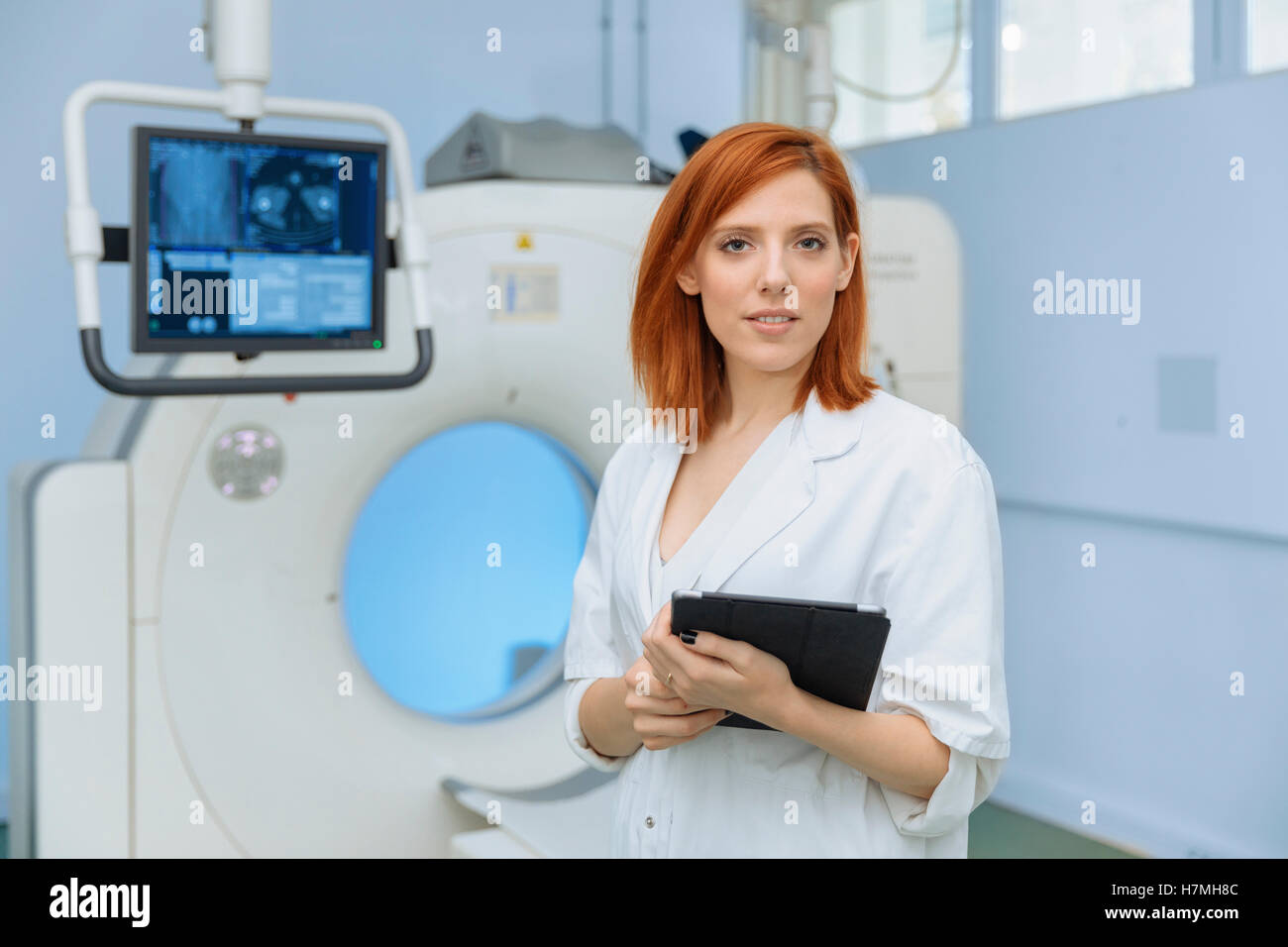 Ritratto di una donna medico nella camera dello scanner Foto Stock