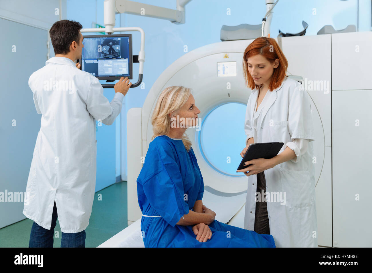 Medico preparare un paziente nella camera dello scanner Foto Stock