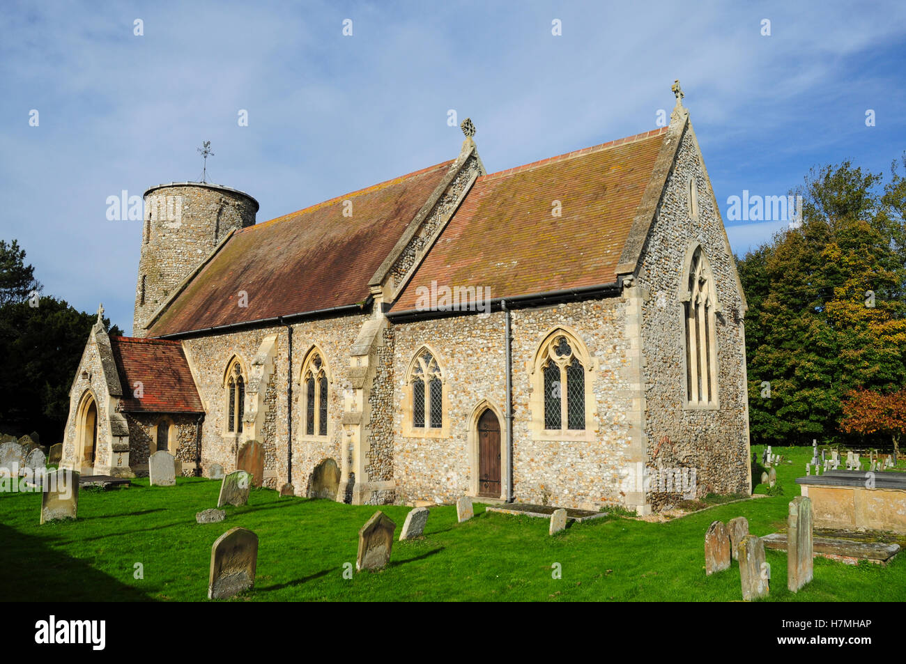 Chiesa di Santa Maria, con Saxon round tower, Burnham Deepdale, Norfolk, Inghilterra, Regno Unito Foto Stock