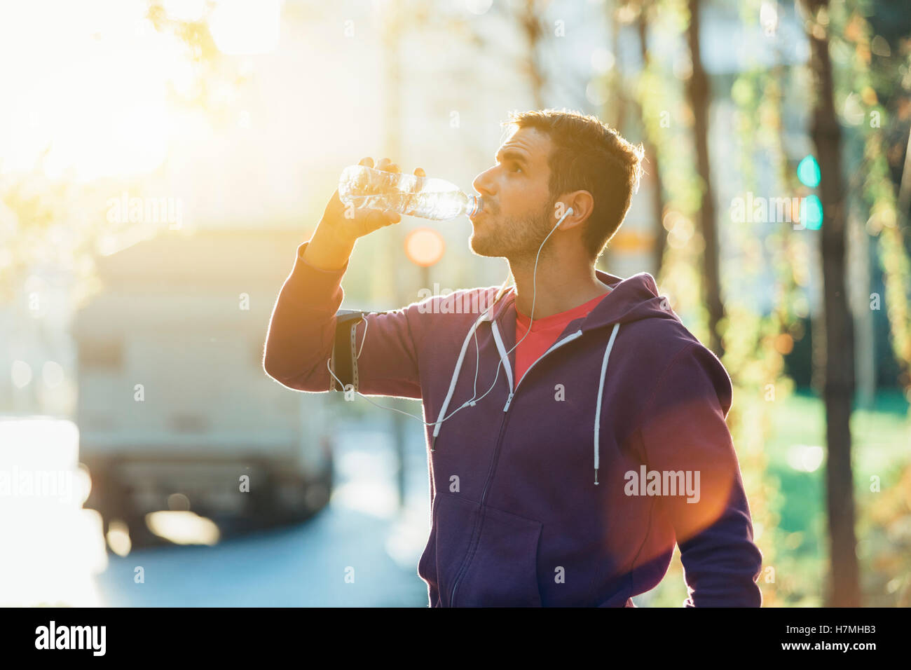 Runner di bere acqua minerale alla rottura dopo l'esecuzione Foto Stock