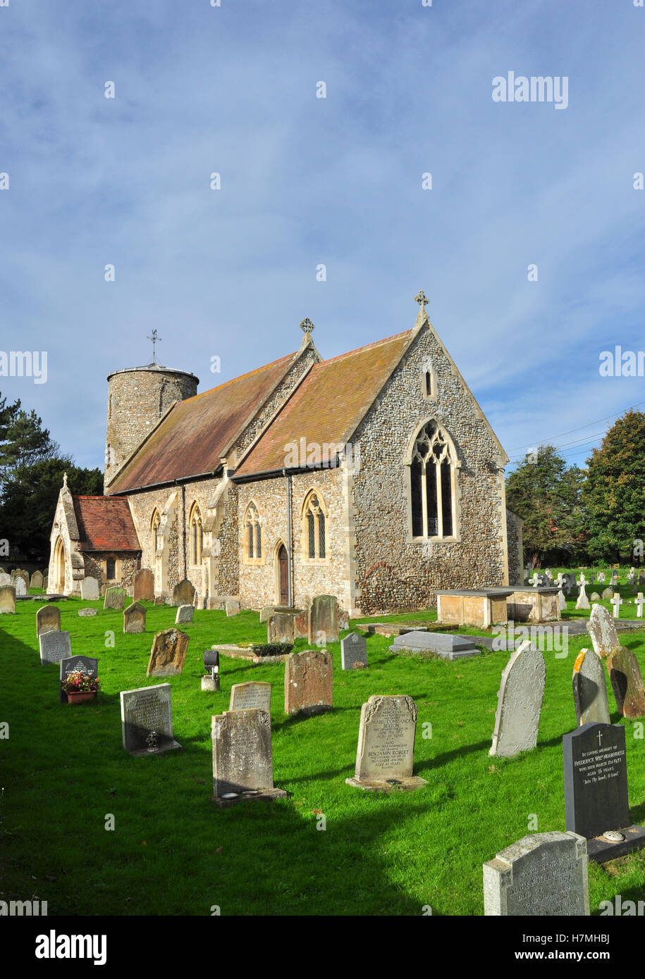 Chiesa di Santa Maria, con Saxon round tower, Burnham Deepdale, Norfolk, Inghilterra, Regno Unito Foto Stock