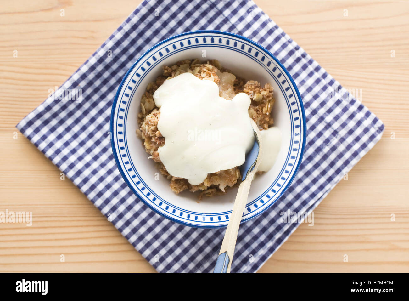 Apple crumble e crema alla vaniglia. Foto Stock