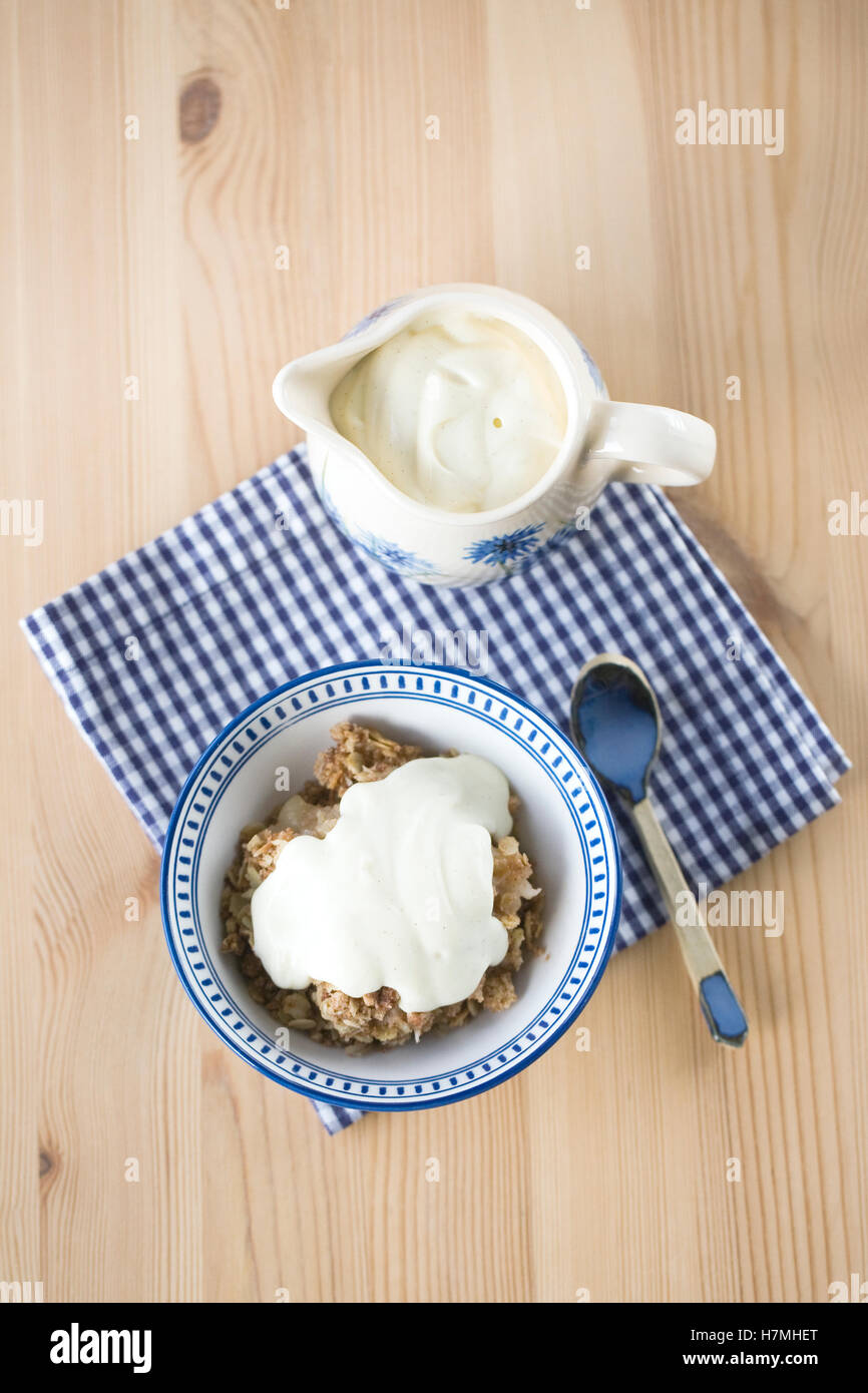 Apple crumble e crema alla vaniglia. Foto Stock