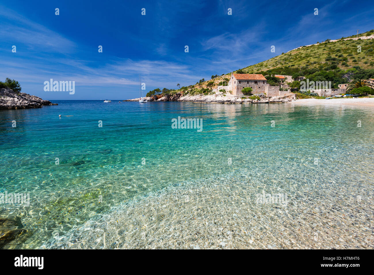 Isola di Hvar, spiaggia di Dubovica. Acqua di mare trasparente della pittoresca baia, mare Adriatico. Split-Dalmazia. Croazia. Europa. Foto Stock