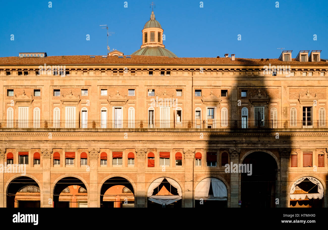 Torre sporgente la sua ombra sulla costruzione rinascimentale a Bologna,l'Italia. Foto Stock