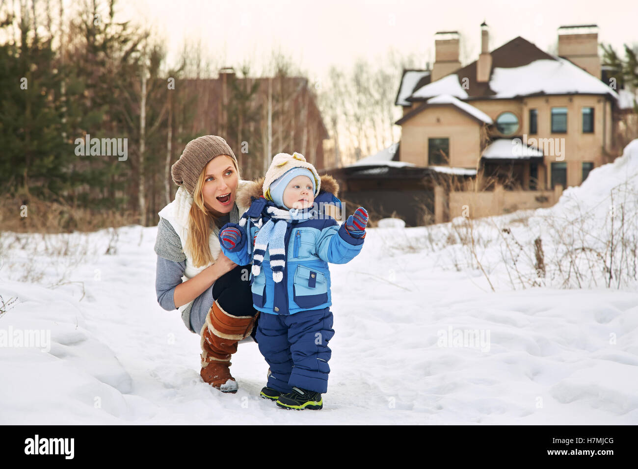Felice la madre e il bambino in winter park Foto Stock
