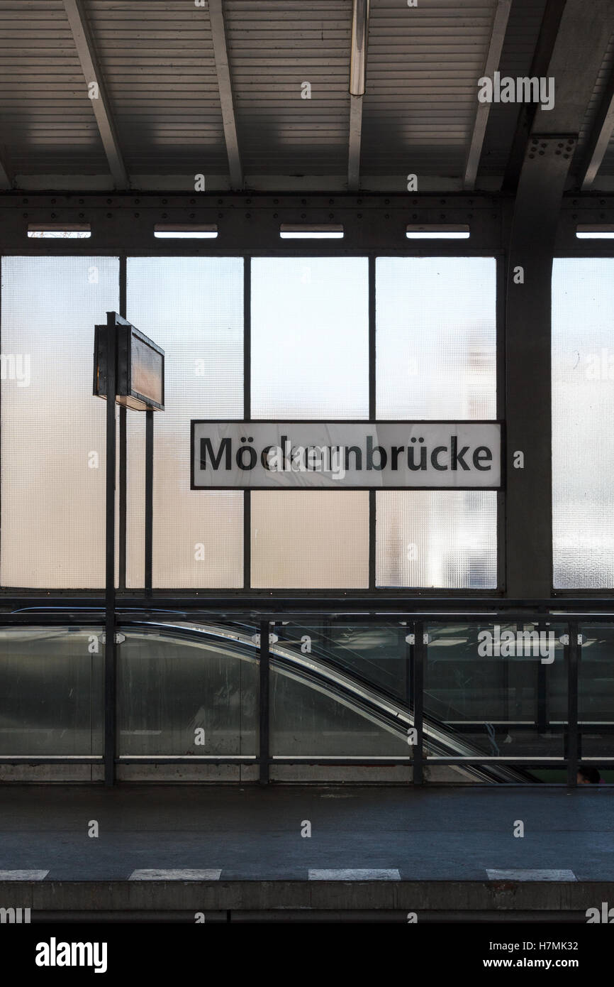 Segno della stazione sulla U1 piattaforma presso la stazione della metropolitana di Möckernbrücke a Berlino-Kreuzberg, Germania. Foto Stock