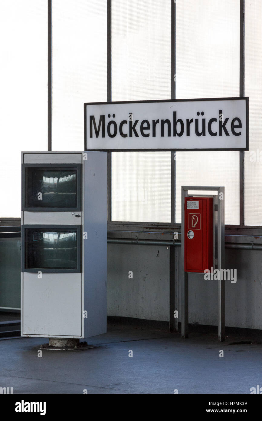 Segno della stazione sulla U1 piattaforma presso la stazione della metropolitana di Möckernbrücke a Berlino-Kreuzberg, Germania. Foto Stock