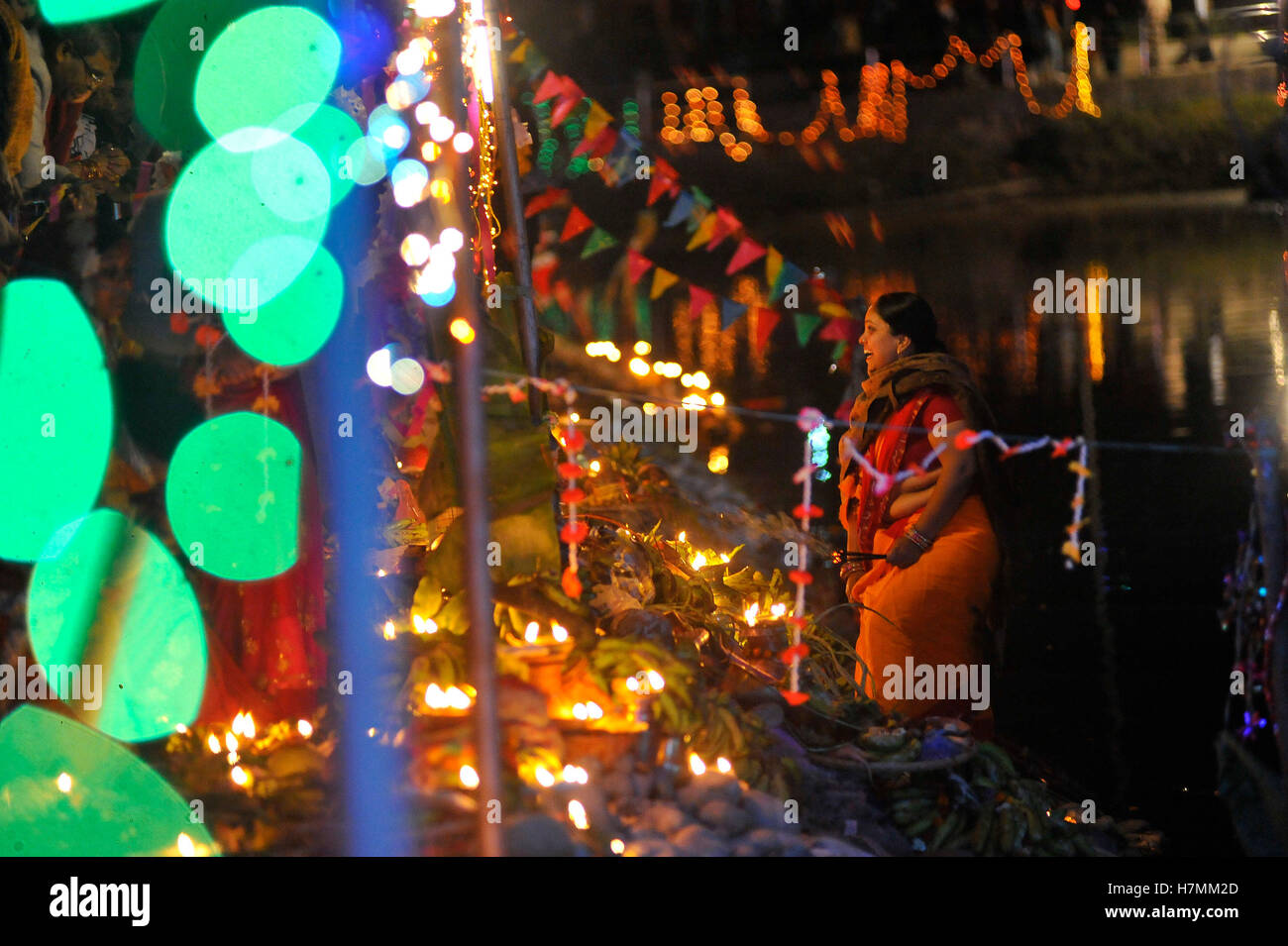 Kathmandu, Nepal. 6 Nov, 2016. Un devoto Nepalese illuminato di fragranza bastoni durante Chhath Puja Festival a Kamal Pokhari. Chhath Puja Festival, il culto del dio Sole, è comune in Nepal Terai della regione ed è celebrata in Kathmandu nonché dal Terai europee e in India. Il culto deve essere basata su uno stagno, un fiume o una qualsiasi fonte d'acqua, come per la tradizione religiosa. Credito: Narayan Maharjan/Pacific Press/Alamy Live News Foto Stock