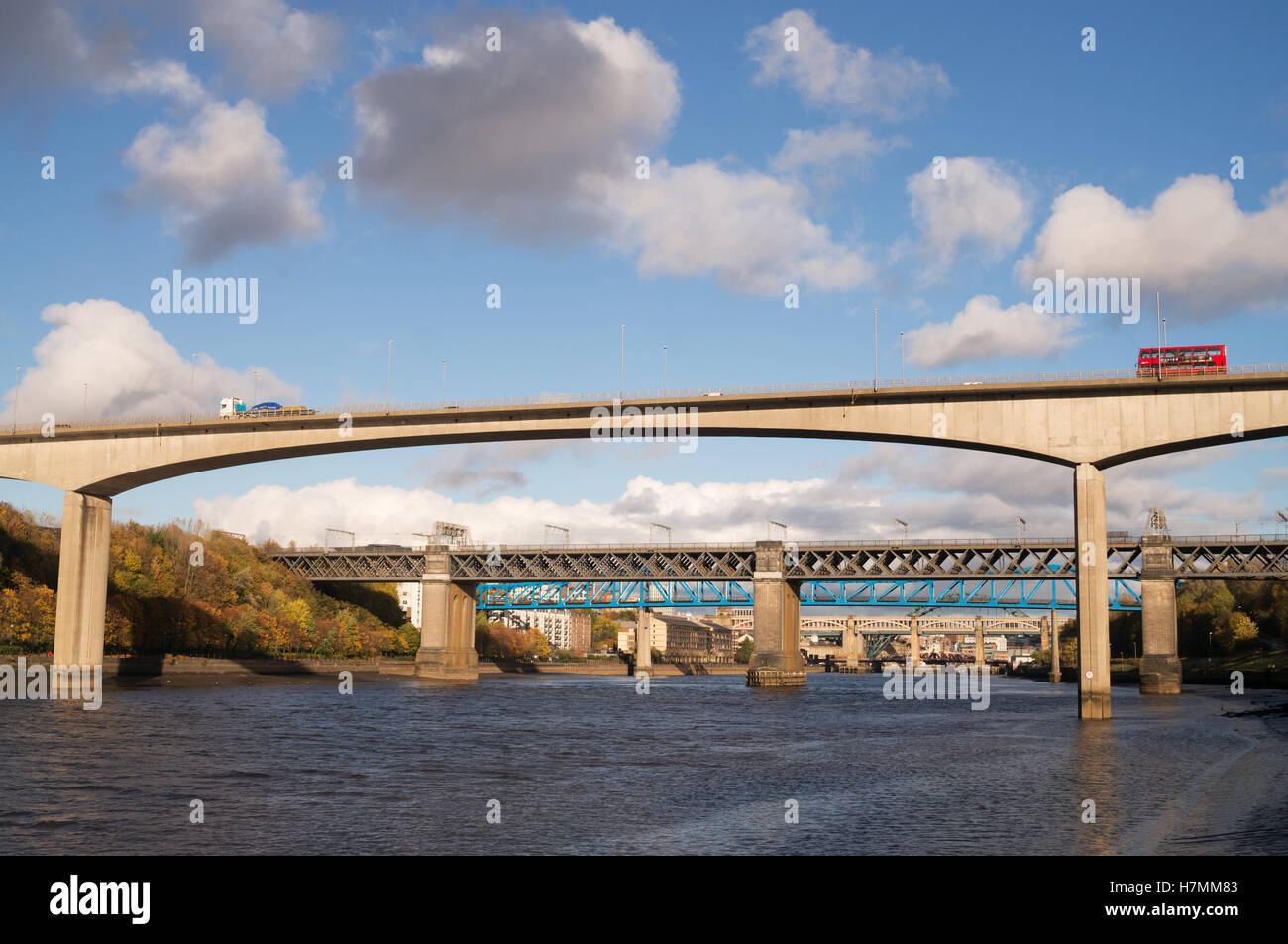 Il Redheugh road e King Edward ponti ferroviari sul fiume Tyne, Newcastle upon Tyne, England, Regno Unito Foto Stock