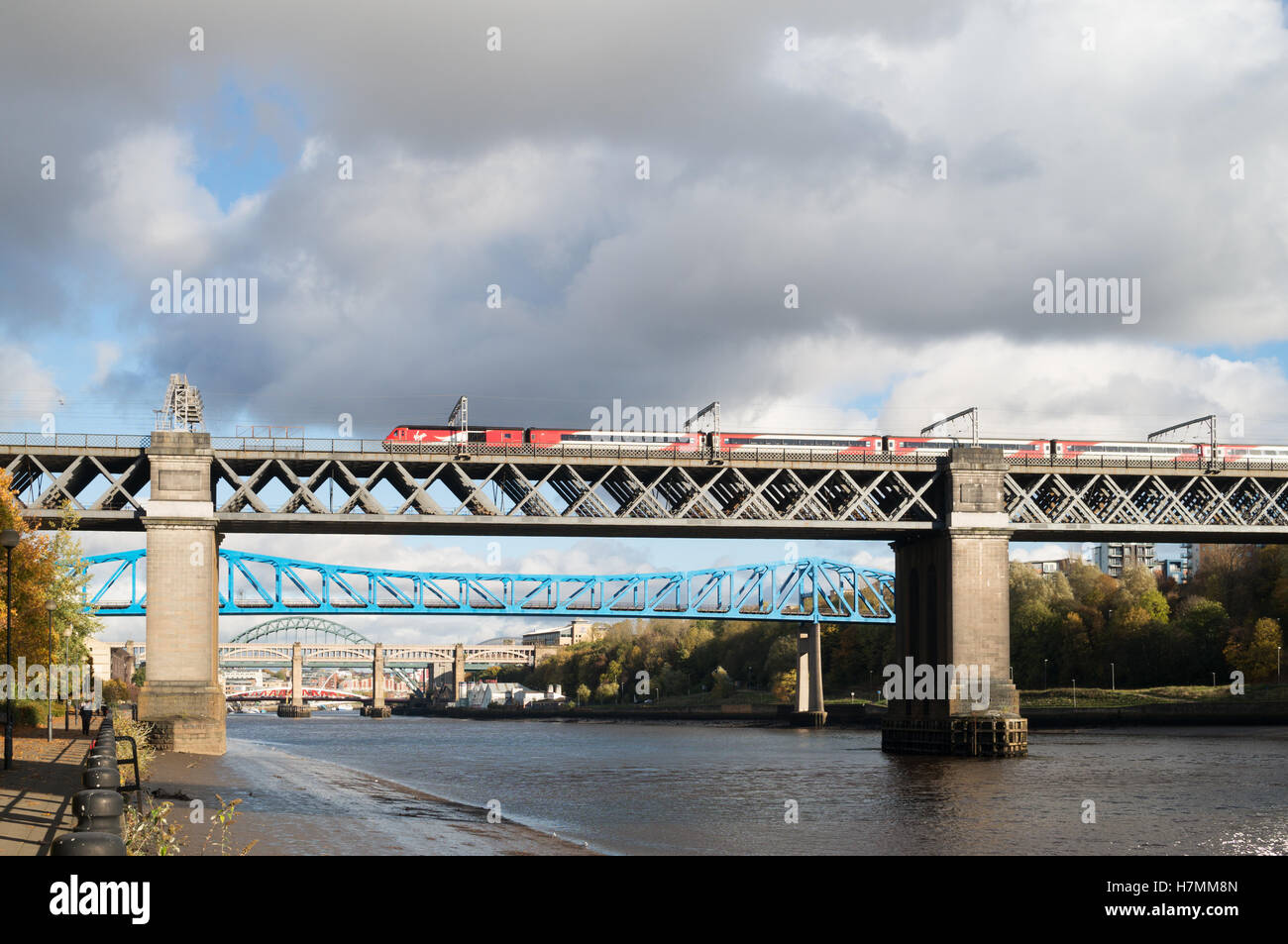 Vergine di un treno ad alta velocità che attraversa il fiume Tyne sul re Edward bridge, Newcastle upon Tyne, England, Regno Unito Foto Stock