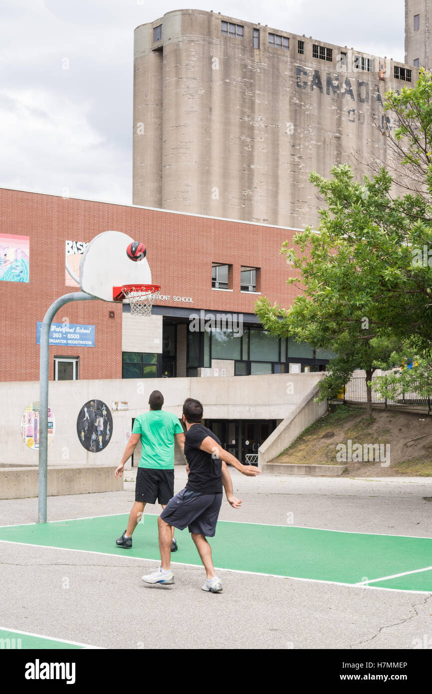 Giocare a BASKET A waterfront centro comunitario (ex Comunità Harbourfront Centre), Queens Quay West, Toronto, Canada Foto Stock