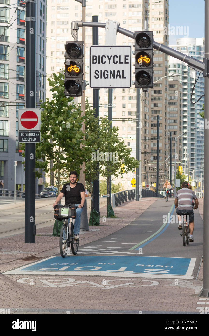 Toronto bike lane e segnale di bicicletta, Queens Quay, Canada, America del Nord Foto Stock