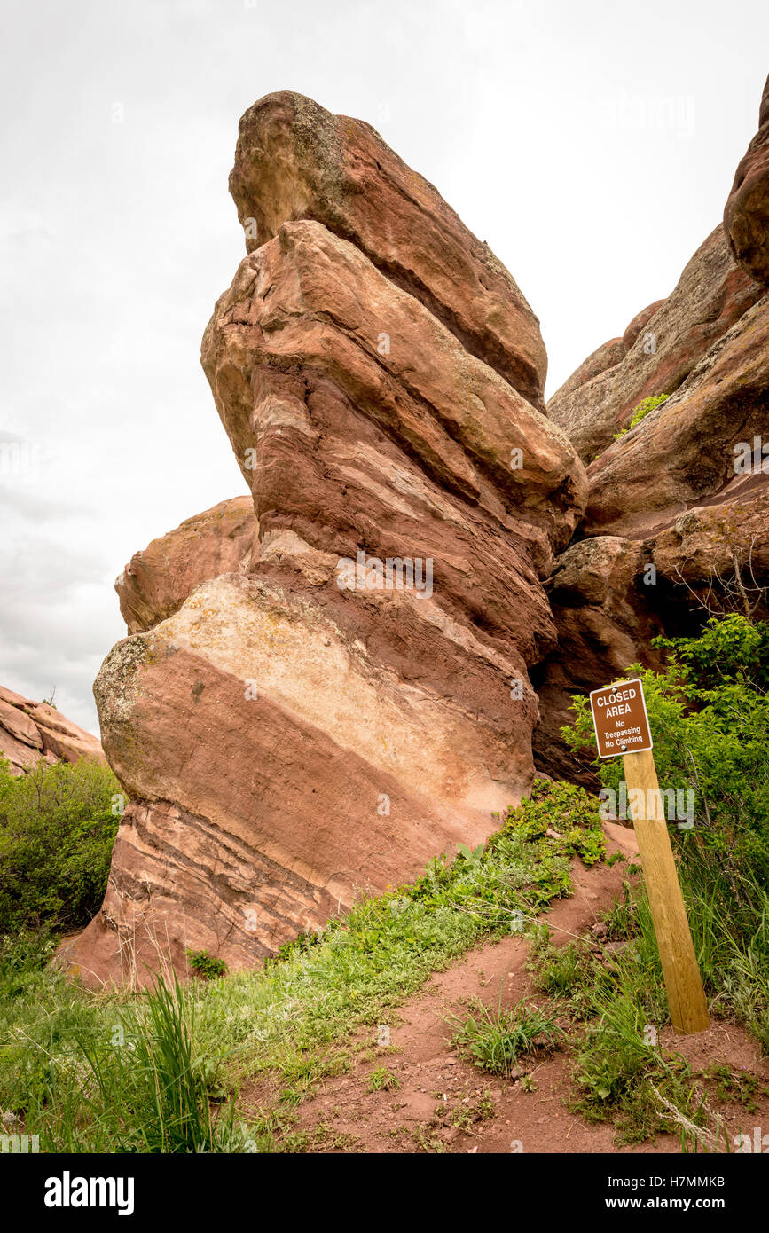 Un segnale di avviso nella Red Rocks Parco chiuso Colorado per arrampicata Foto Stock