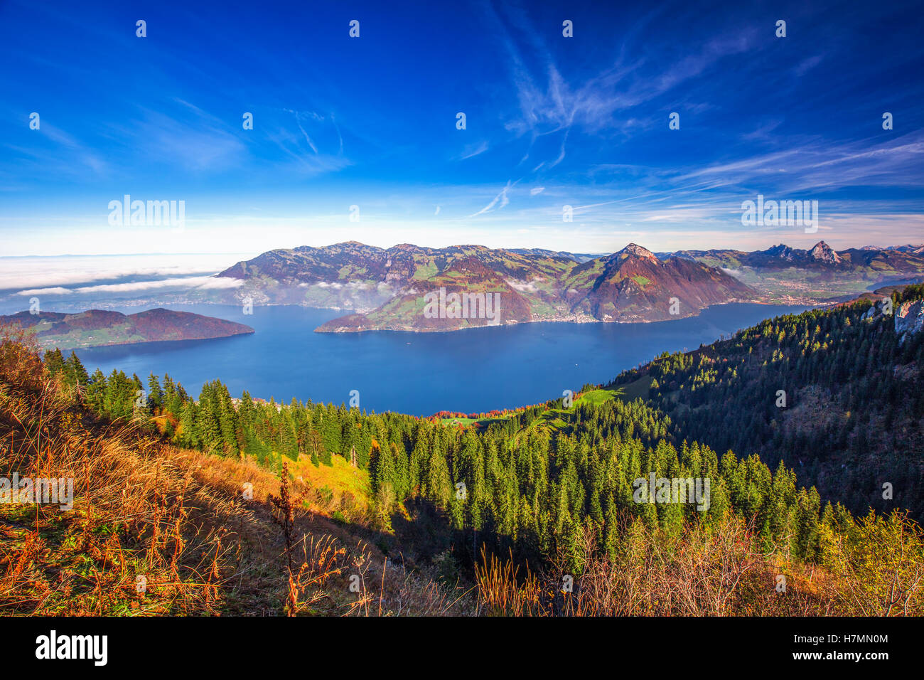 Nebbia che circonda Grosser Kleiner Mythen, il Lago di Lucerna, Rigi, Brunnen e Weggis villaggio dal Klewenalp nelle Alpi Svizzere Foto Stock