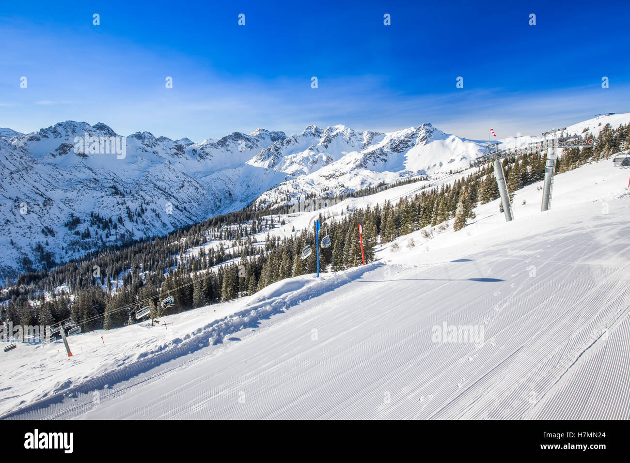 Piste da sci con il modello di velluto a coste e ski seggiovie sulla sommità del Fellhorn Ski Resort, Alpi Bavaresi, Oberstdorf, Germania Foto Stock