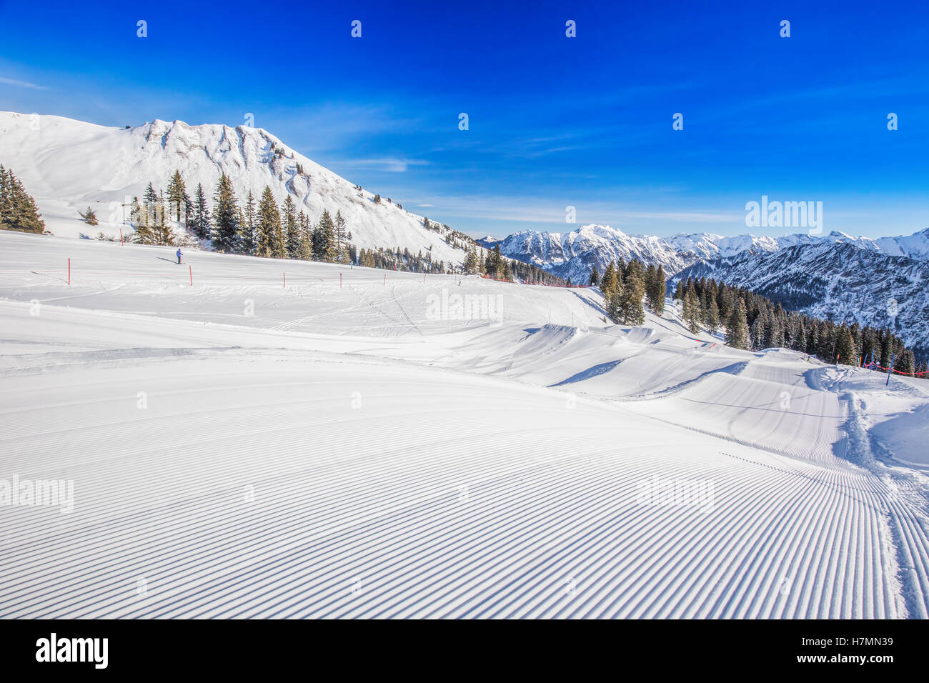 Piste da sci con il modello di velluto a coste e ski seggiovie sulla sommità del Fellhorn Ski Resort, Alpi Bavaresi, Oberstdorf, Germania Foto Stock