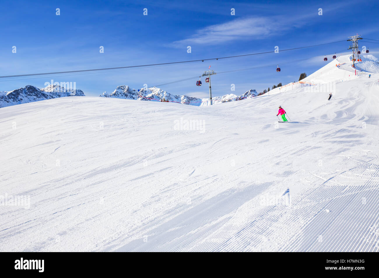 Vista di piste da sci con il modello di velluto a coste e funivia sulla sommità del Fellhorn Ski Resort, Alpi Bavaresi, Oberstdorf, Germania Foto Stock
