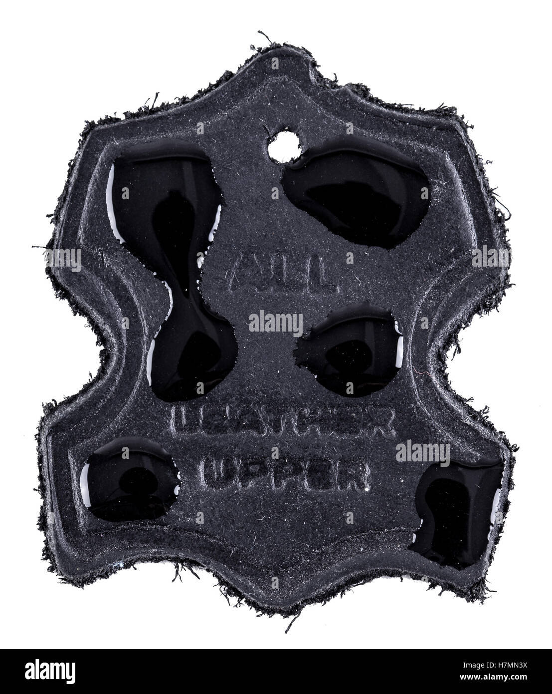 Vera e propria etichetta in pelle di colore nero con gocce d'acqua su per mostrare la resistenza all'acqua. Isolato su uno sfondo bianco Foto Stock