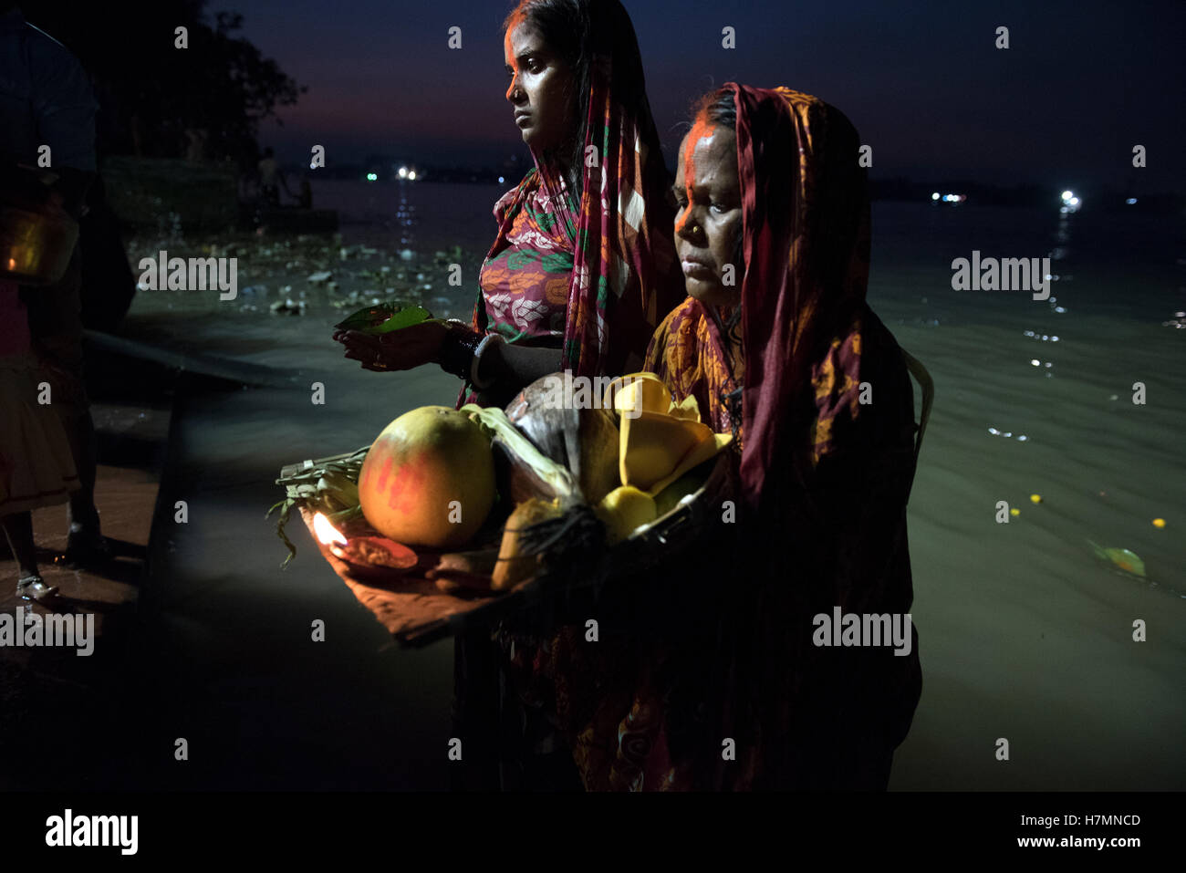 Kolkata, India. 6 Nov, 2016. Diverse donne è venuto al ghats del fiume Gange per eseguire i loro rituali durante il festival denominato Chhath Puja. Chhath Puja è un festival indù celebra ogni anno. Questo festival dedicato al dio indù Sun, Surya, noto anche come Surya Shoshti. È per far eseguire al fine di ringraziare Surya per sostenere la vita sulla terra e chiedere la concessione di alcuni desideri. © Indranil Aditya/Pacific Press/Alamy Live News Foto Stock