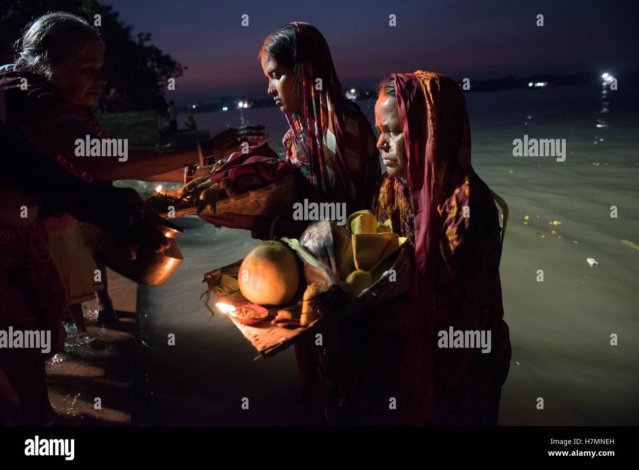 Kolkata, India. 6 Nov, 2016. Diverse donne è venuto al ghats del fiume Gange per eseguire i loro rituali durante il festival denominato Chhath Puja. Chhath Puja è un festival indù celebra ogni anno. Questo festival dedicato al dio indù Sun, Surya, noto anche come Surya Shoshti. È per far eseguire al fine di ringraziare Surya per sostenere la vita sulla terra e chiedere la concessione di alcuni desideri. © Indranil Aditya/Pacific Press/Alamy Live News Foto Stock