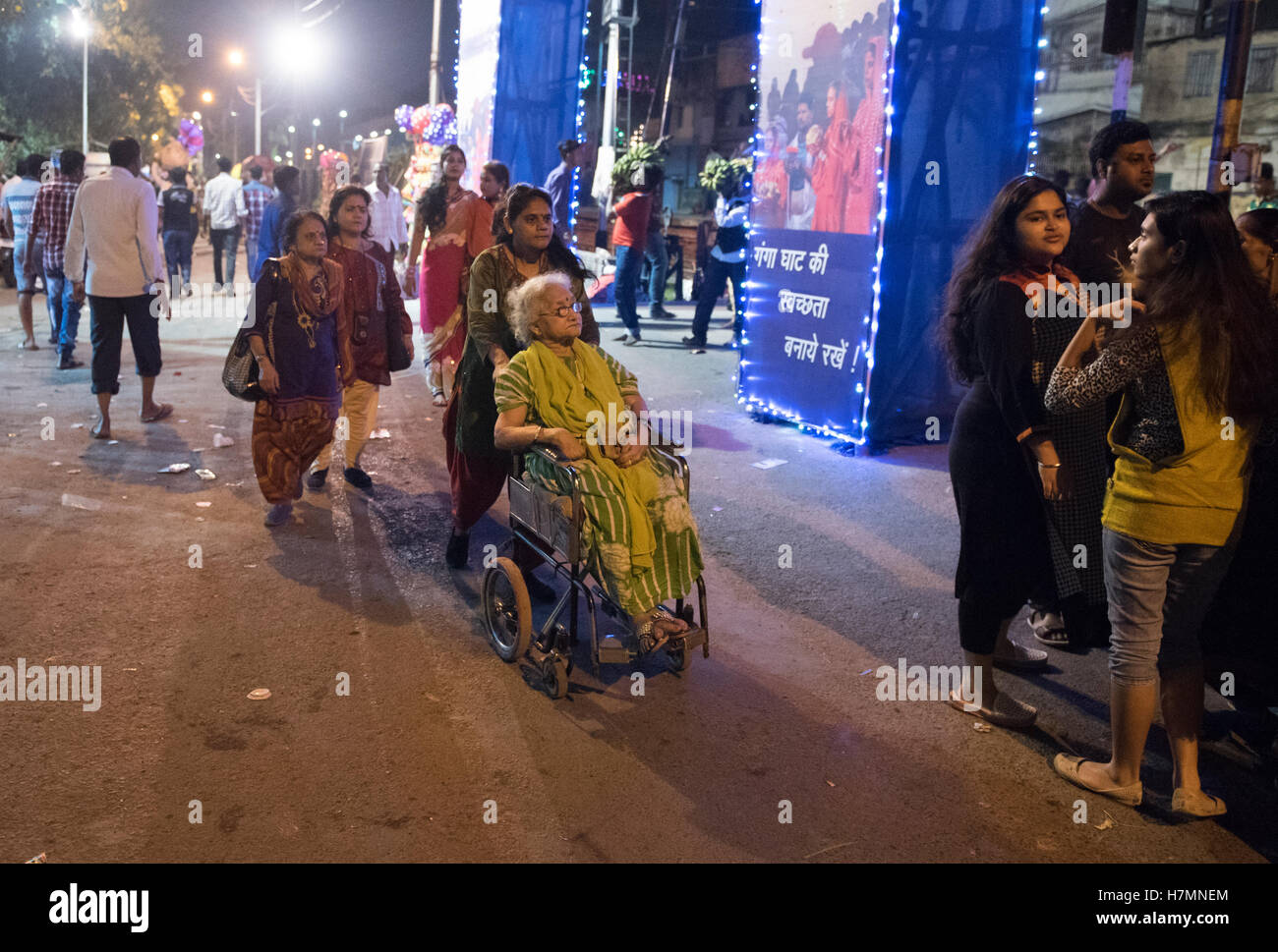 Kolkata, India. 6 Nov, 2016. Una delle donne disabili visitando alcuni dei ghats di Kolkata durante Chhath Puja. Chhath Puja è un festival indù celebra ogni anno. Questo festival dedicato al dio indù Sun, Surya, noto anche come Surya Shoshti. È per far eseguire al fine di ringraziare Surya per sostenere la vita sulla terra e chiedere la concessione di alcuni desideri. © Indranil Aditya/Pacific Press/Alamy Live News Foto Stock