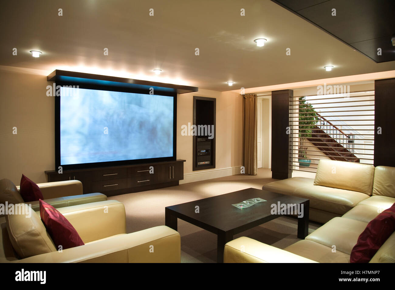 Sala di intrattenimento con TV a grande schermo Foto stock - Alamy