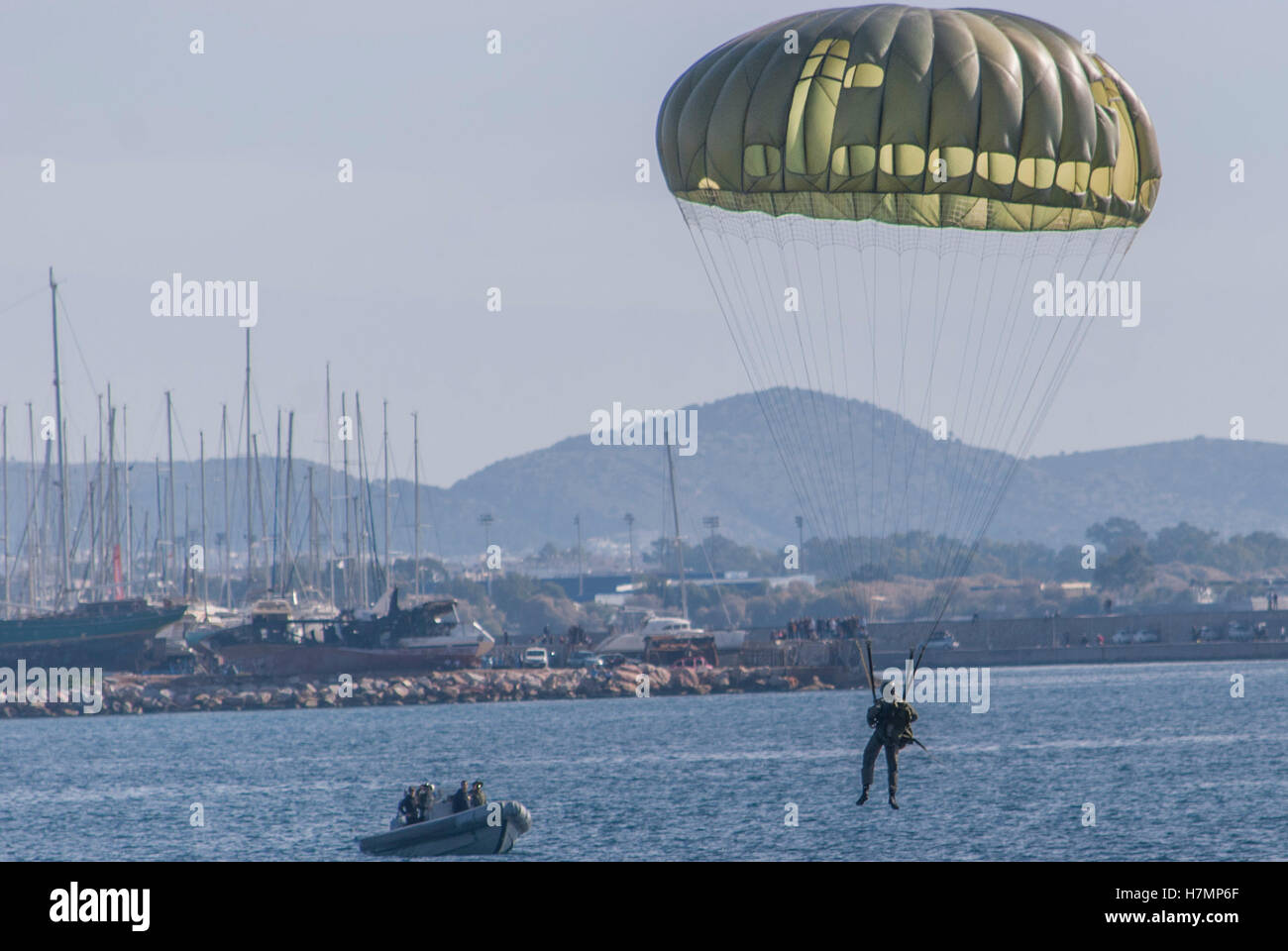 Pireo, Grecia. 6 Nov, 2016. Marina ellenica' s Navy Seals, demolizioni subacquee parachuter comando scende nelle acque della baia di Flisvos, durante l'Air Show di Hellenic Air Force a causa della loro celebrazione annuale per il loro protettore San Michele Arcangelo. Credito: Dimitrios Sotiriou/Pacific Press/Alamy Live News Foto Stock