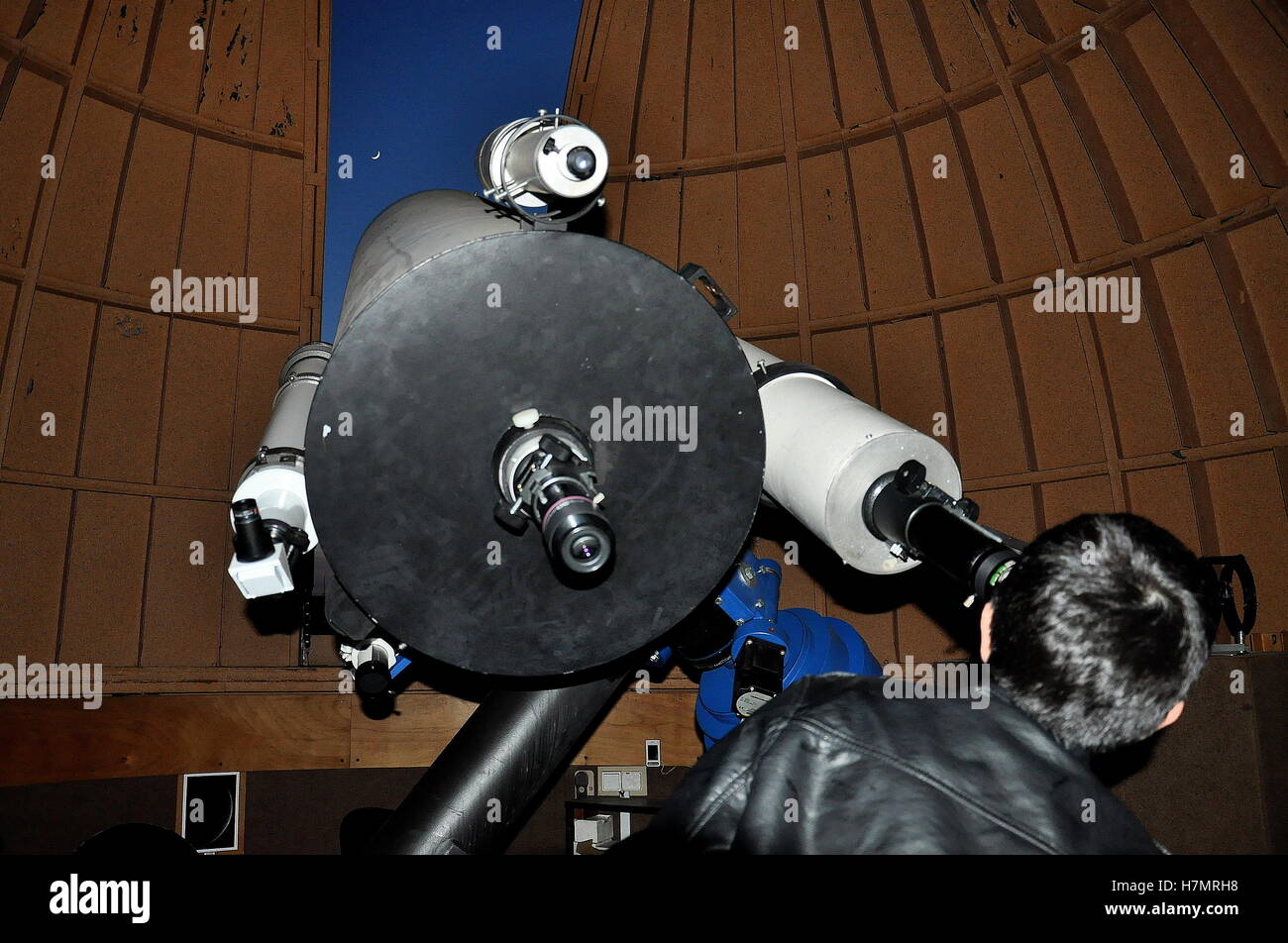 Osservando il cielo telescopio astronomico, spazio, sky, astronomo observatory Foto Stock