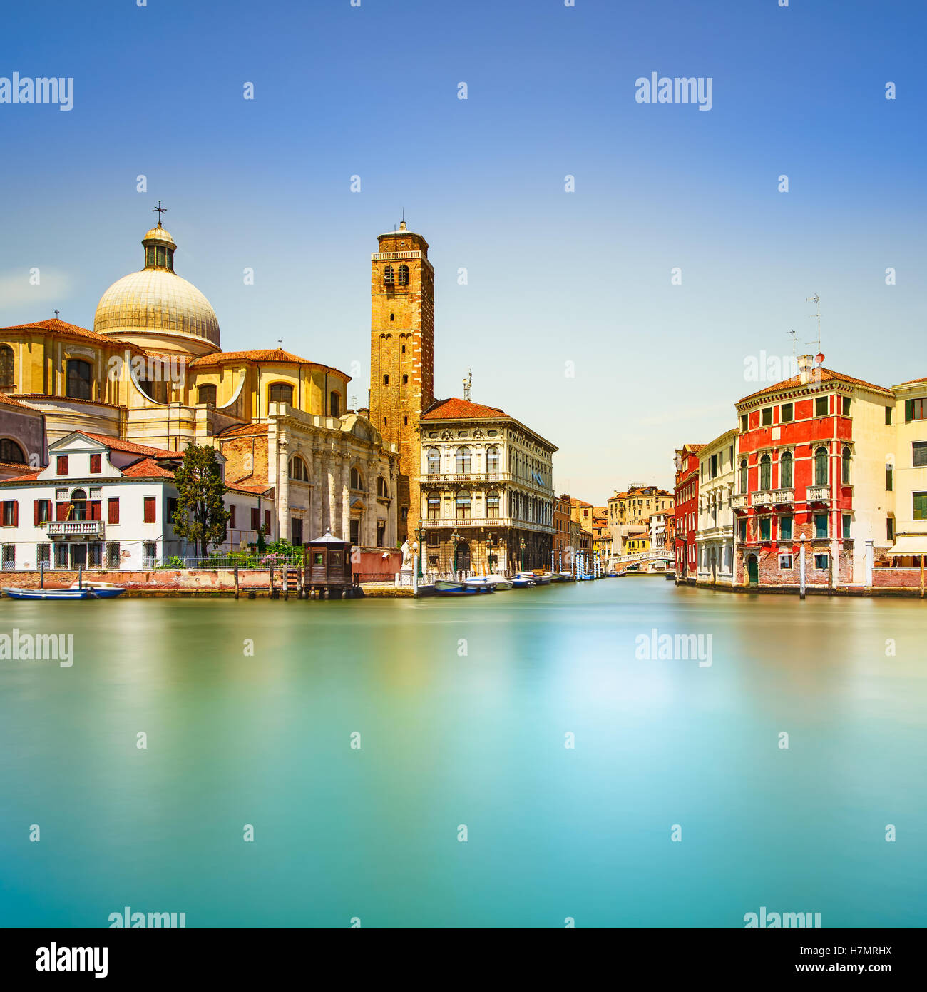 Sul Canal Grande a Venezia, San Geremia chiesa landmark. L'Italia, l'Europa. Fotografie con lunghi tempi di esposizione. Foto Stock
