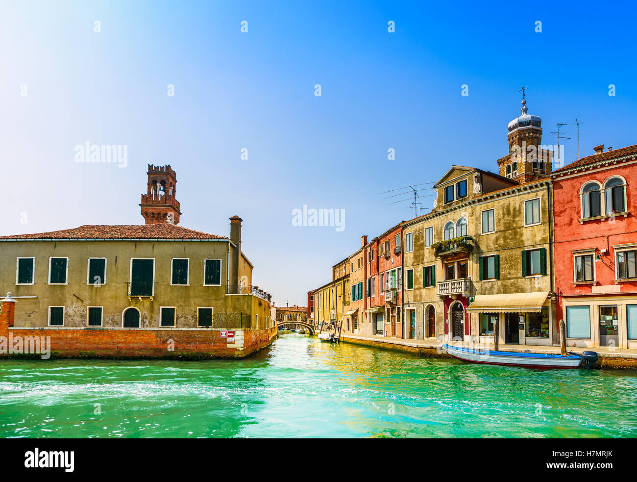 Vetro di Murano rendendo isola, acqua canal, bridge, barca e edifici tradizionali. Venezia o Venezia, Italia, Europa. Foto Stock