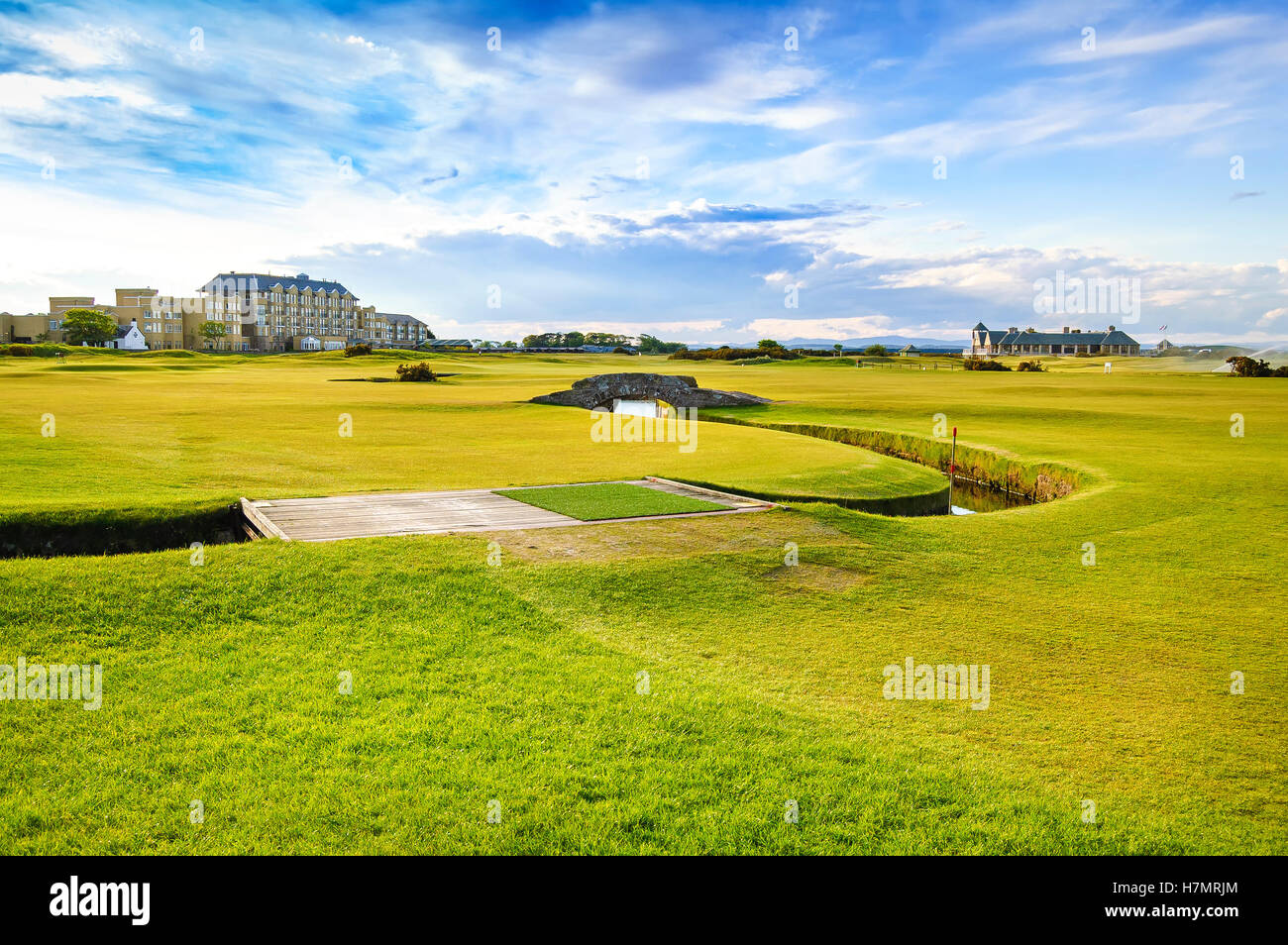 Golf St Andrews old course links, fairway e ponte di pietra sul foro 18. Fife, Scozia, Regno Unito, Europa. Foto Stock