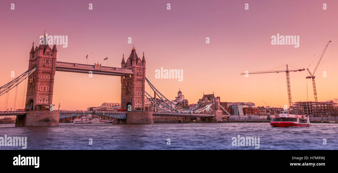 Famoso simbolo di Londra Tower Bridge, England, Regno Unito Foto Stock