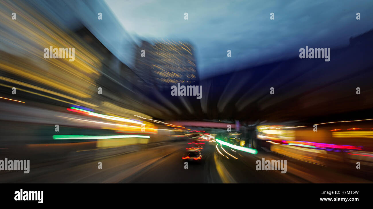 Un'immagine dinamica di una strada di Londra al tramonto Foto Stock