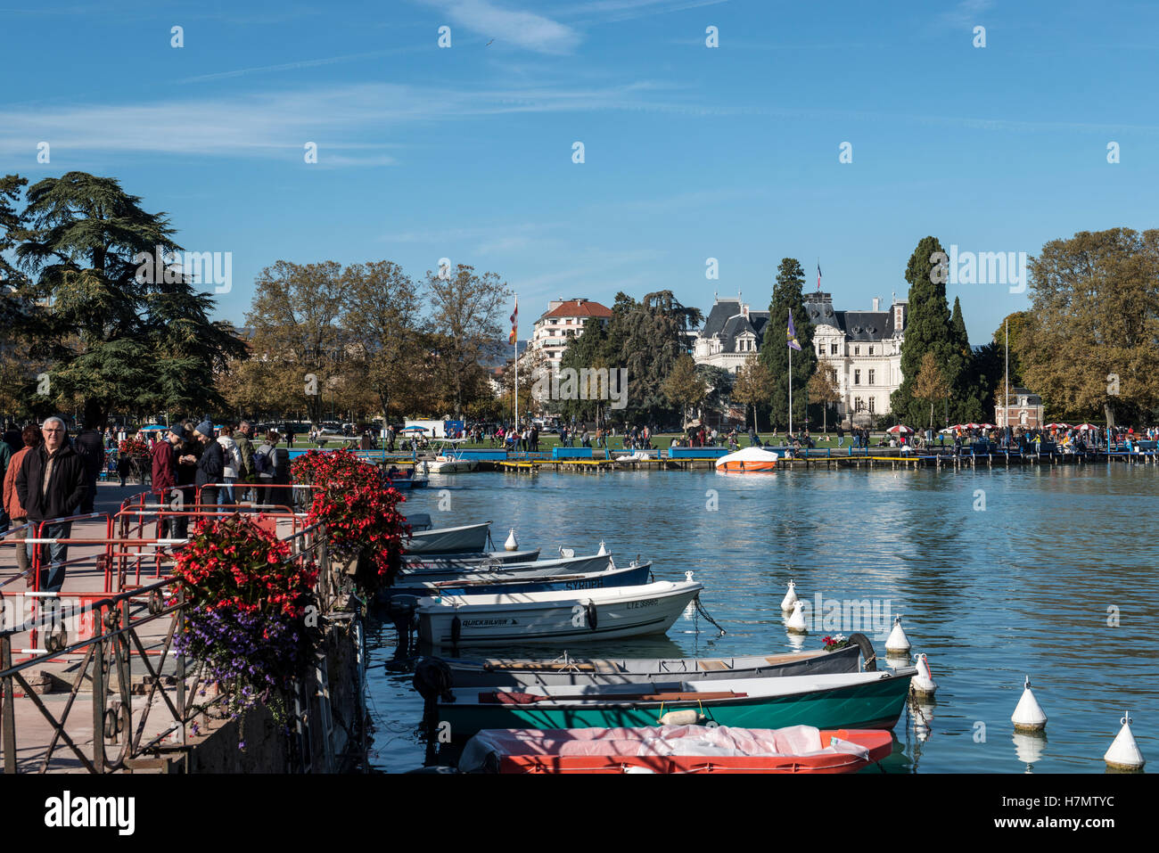 La gente che camminava lungo il lago di Annecy, Haute Savoie, Francia Foto Stock
