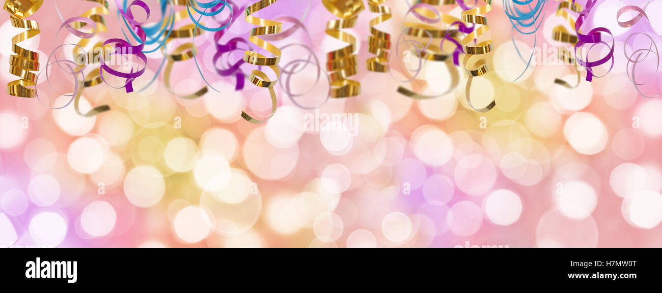 Holiday colorato sfondo panoramico con nastro e sfocate luci bokeh di fondo Foto Stock