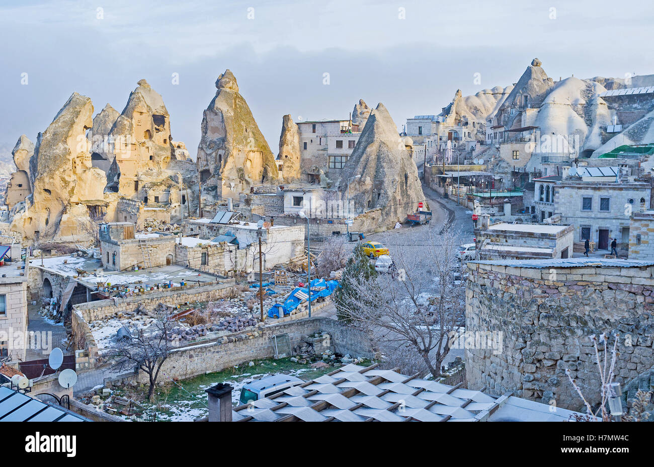 L'insolito paesaggio di Goreme con enormi rocce, alcune delle quali sono convertiti in alberghi con camere intagliato, Cappadocia Foto Stock