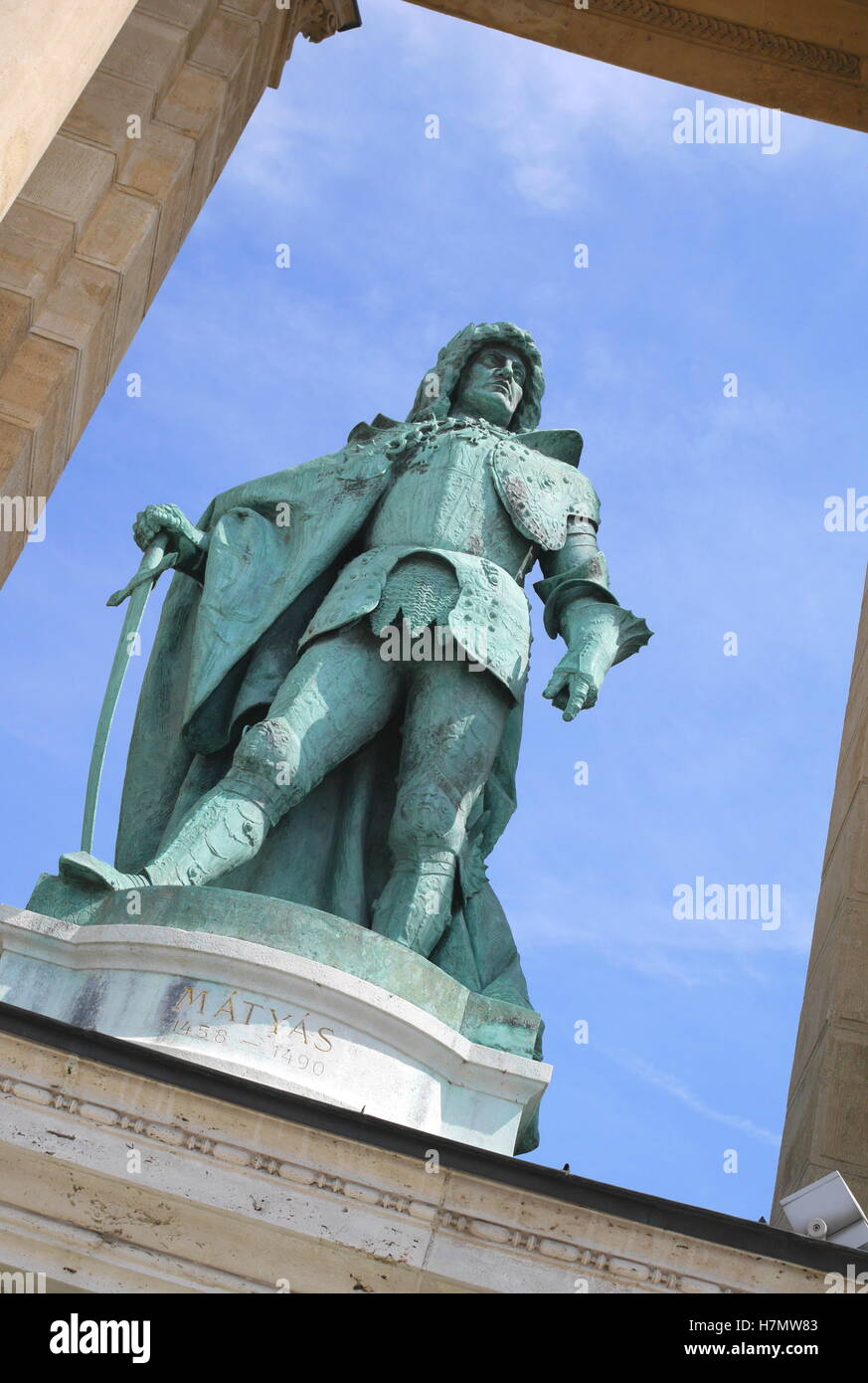 Statua di re Matyas sul colonnato destro del Monumento Millenario, Piazza degli Eroi (Hosok tere), Budapest, Ungheria Foto Stock